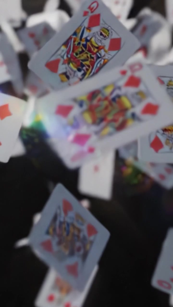 Una dinamica esposizione di carte da gioco volanti catturate in movimento, che evidenzia le complessità dei giochi di carte e l'emozione del caso e dell'abilità