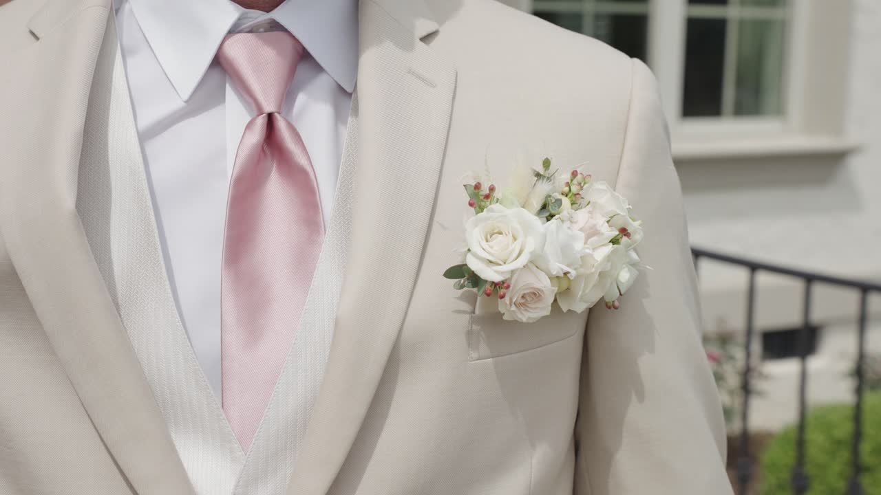 4k 슬로우 모션에서 핑크색  ⁇ 타이와 부토니어와 함께 베이지색 슈트 코트 블레이저