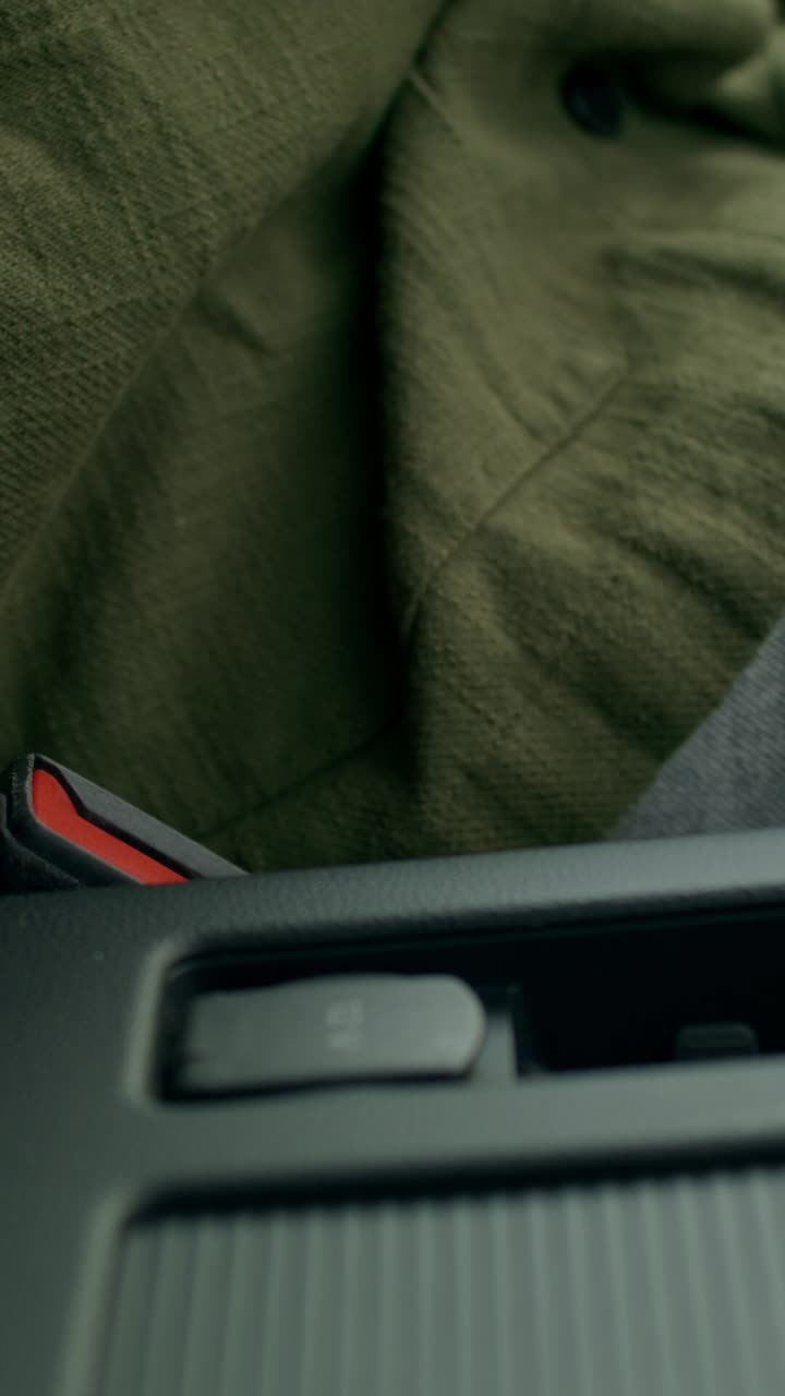 자동차 안전벨트를 고정하는 사람