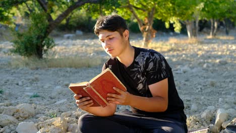 joven leyendo el libro sagrado en el jardín