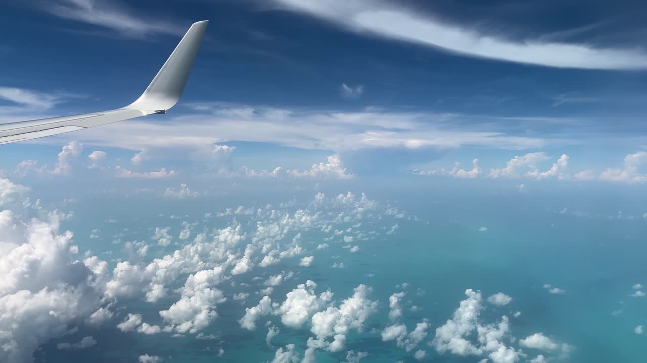 Vista mozzafiato del cielo blu e delle nuvole bianche da un aereo