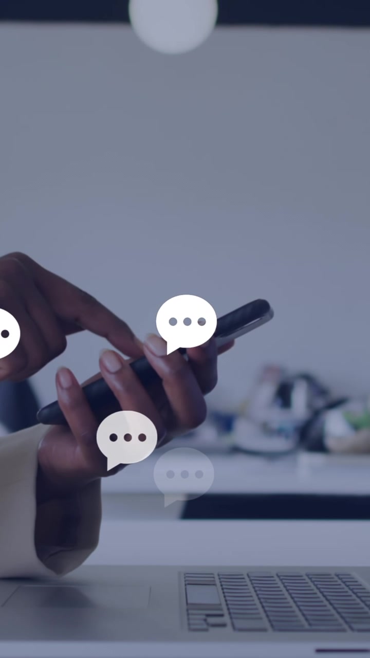 Animazione di icone di messaggi sopra la parte centrale di una donna afroamericana che usa lo smartphone in ufficio.