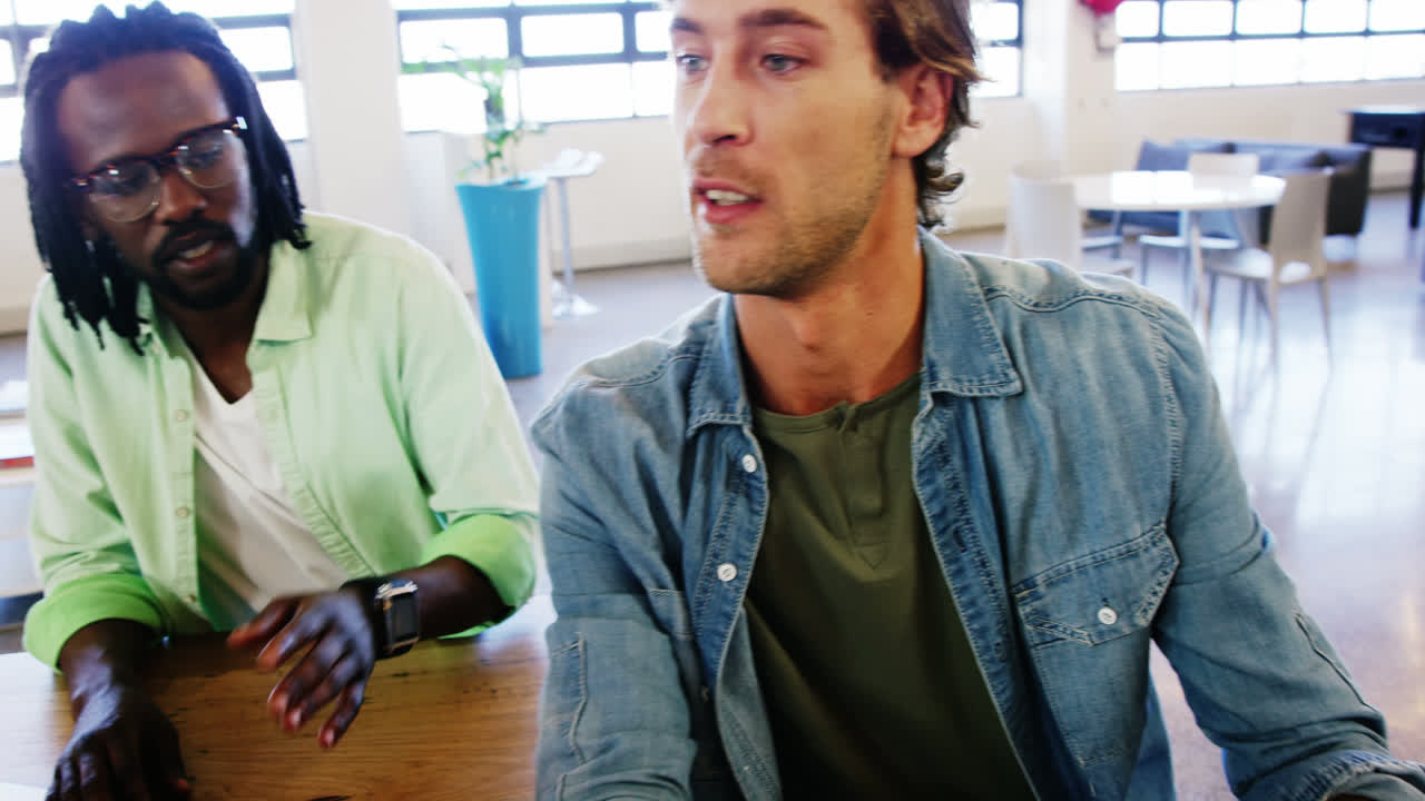 colegas interactuando entre sí a través de tabletas digitales