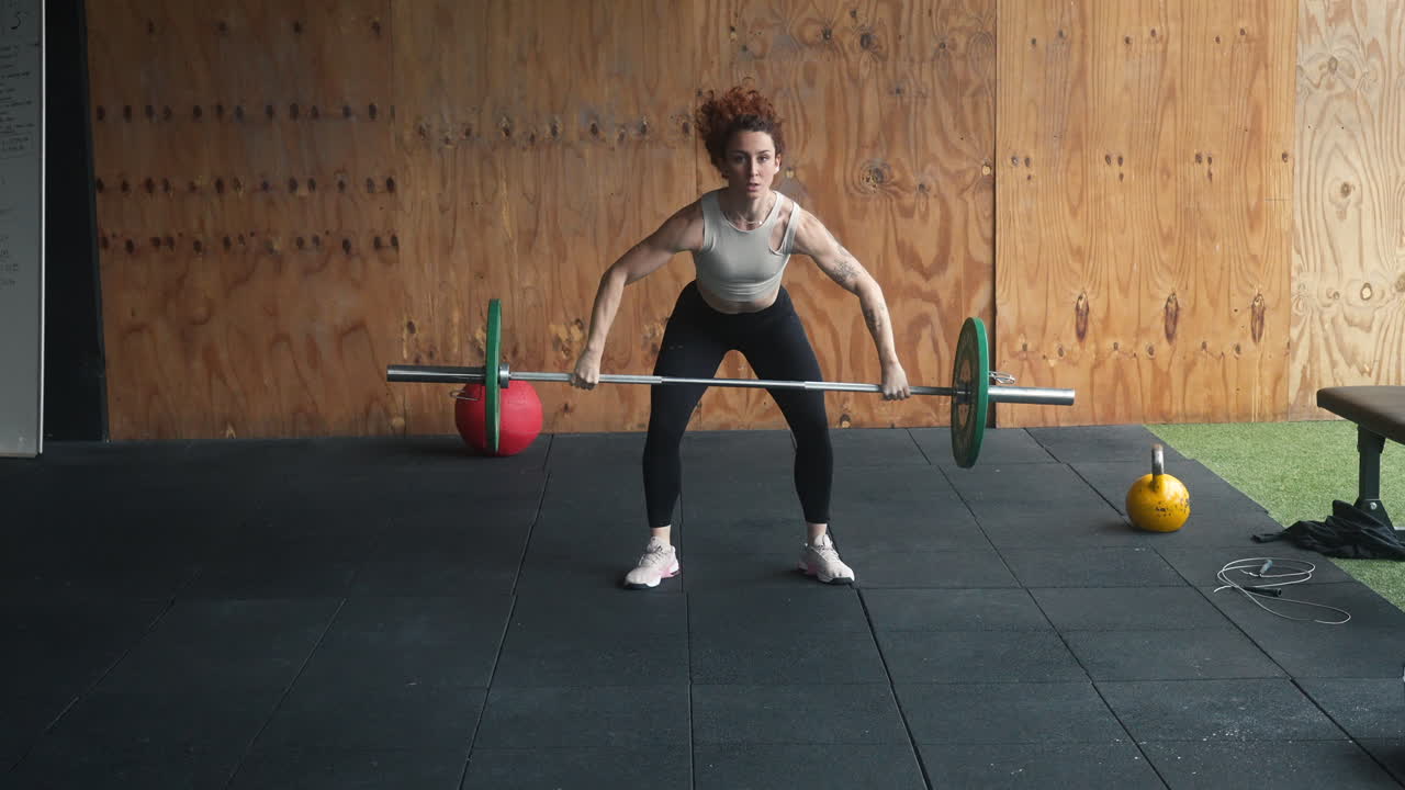 mujer pelirroja crossfit en épico movimiento lento rapto