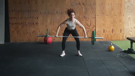 Rothaarige-Crossfit-Frau-In-Epischem-Zeitlupen-Reissen