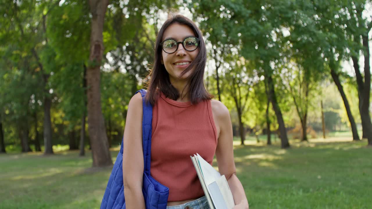 Estudiante feliz en un parque
