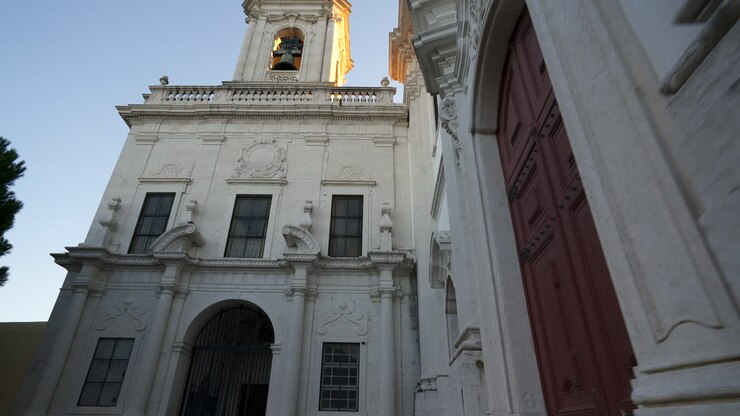 Ripresa cinematografica da una cattedrale in cima a Lisbona, Portogallo