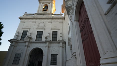 toma cinematográfica de una catedral en la cima de lisboa, portugal