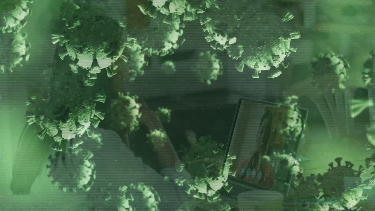 animación de las células de covid 19 sobre una mujer de negocios en una videollamada portátil