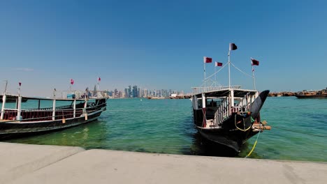 Schuss-Von-Doha-Hafen-Und-Boote-In-Katar-Mit-Wolkenkratzern-Im-Hintergrund
