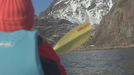 Canotaje-Entre-Las-Escarpadas-Montañas-De-Lofoten