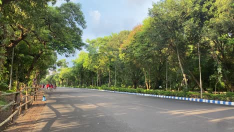 Blick-Auf-Die-Leere-Rote-Straße-Am-Morgen-Mit-Blauem-Himmel-Darüber