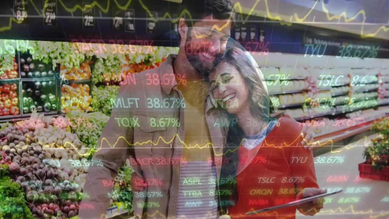 Pareja explorando el pasillo de productos frescos, rastreando datos de mercado con símbolos de cotización flotantes y gráficos de líneas.