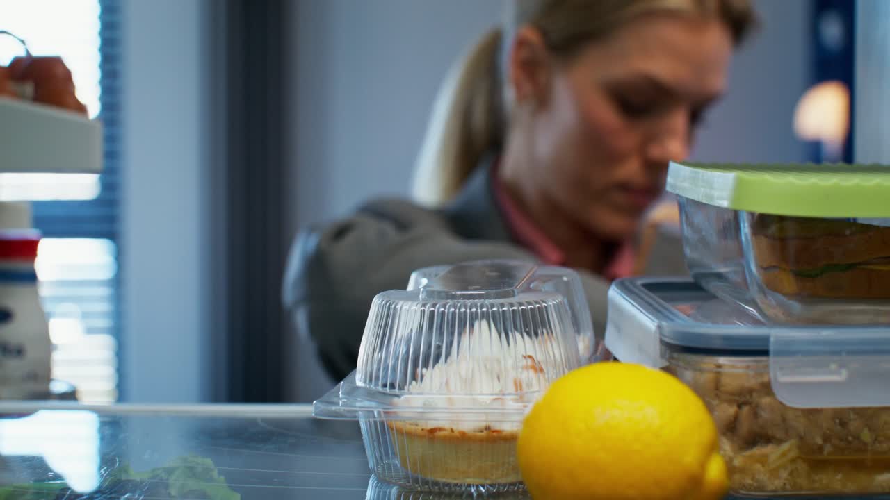 냉장고 에서 음식 을 준비 하는 여자