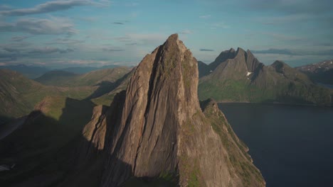 Felsiger-Gipfel-Des-Segla-Gebirges-In-Senja,-Norwegen---Breit