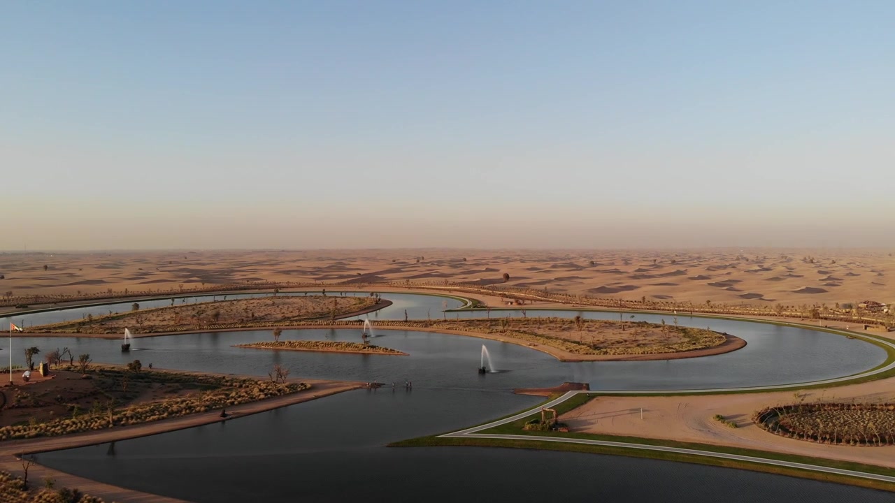 Ujęcie z drona jeziora Dubai Love Lake w kształcie serca w Al Qudra podczas zachodu słońca.