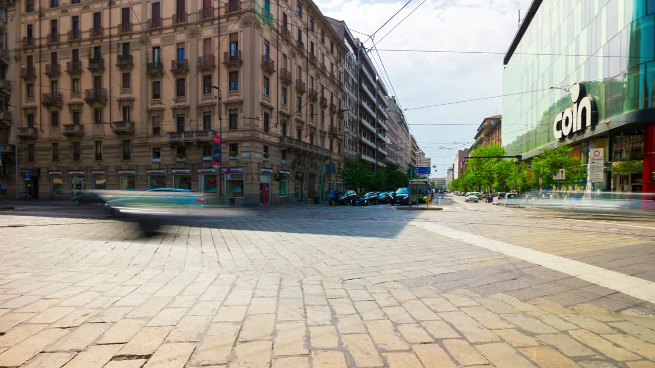 Italia día soleado, ciudad de Milán, famosa plaza con tráfico, panorama giratorio, timelapse 4K
