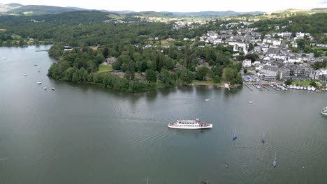 Imágenes-Aéreas-De-Bowness-on-windermere,-El-Destino-Turístico-Más-Popular-Del-Distrito-De-Los-Lagos-En-El-Parque-Nacional-Del-Distrito-De-Los-Lagos