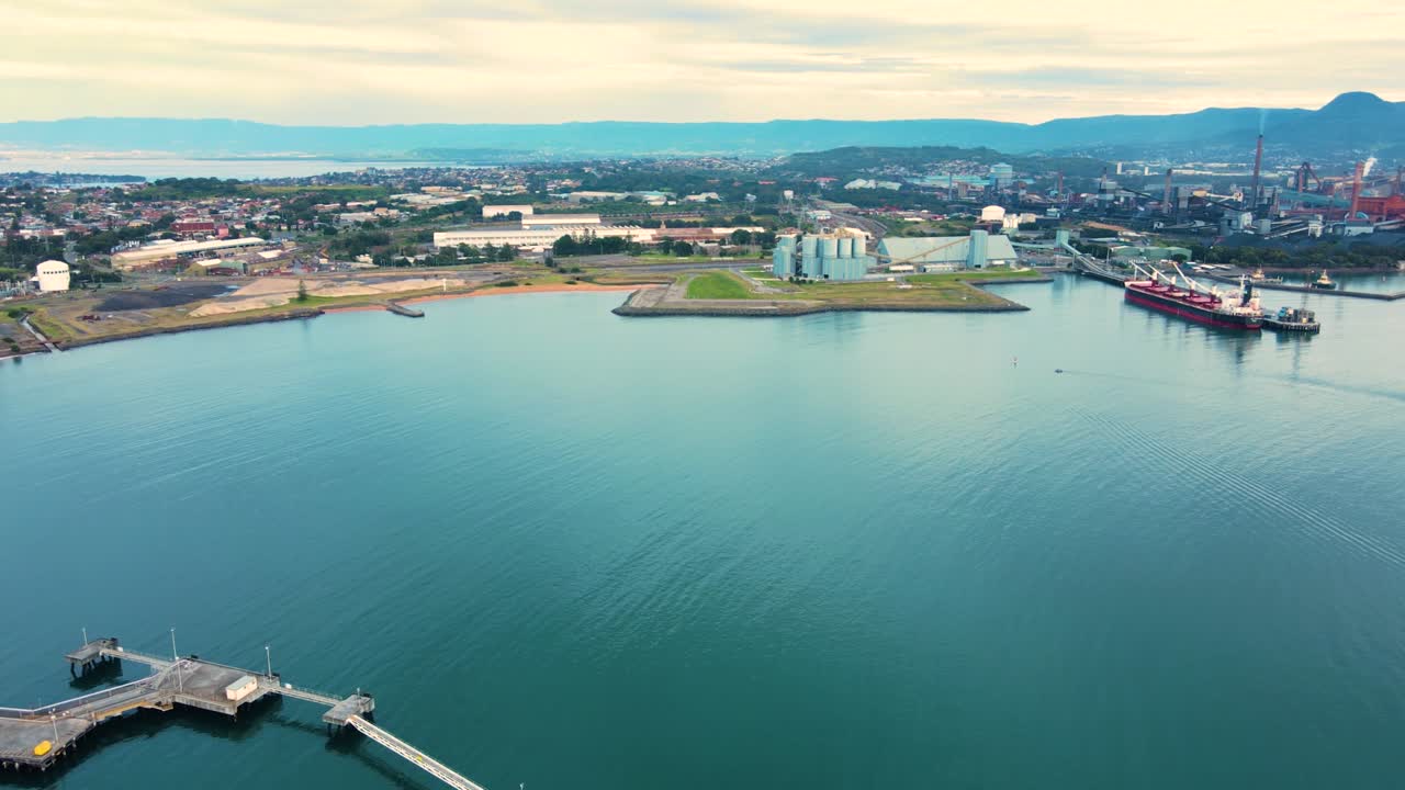 vista aérea de un avión no tripulado de port kembla, en la región de illawarra de nsw