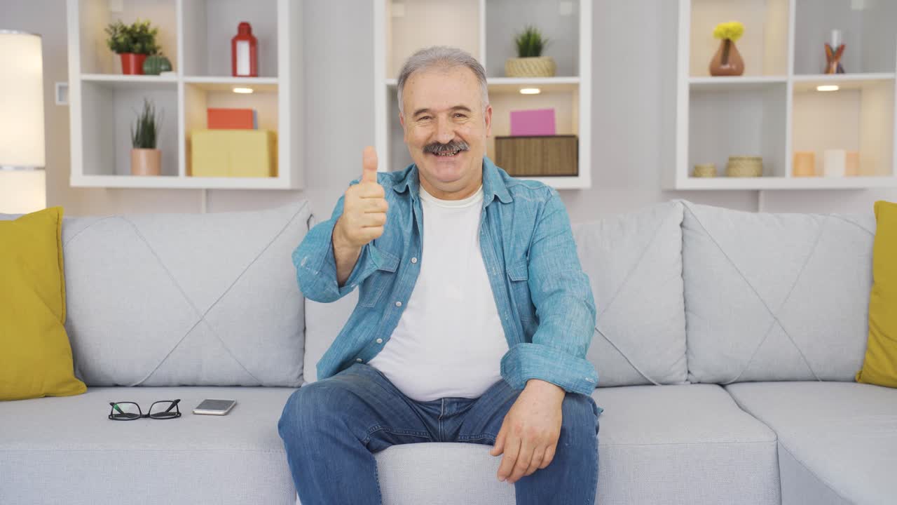 el anciano sacude la cabeza con una expresión positiva, positiva y de aprobación.