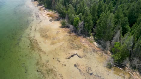 Luftumlaufbahn-Und-Pfanne-Eines-Flachen-Strandwegs-Auf-Einer-Bewaldeten-Insel,-Lake-Huron,-Michigan