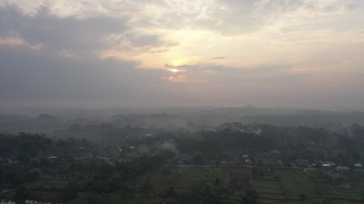 el amanecer brumoso sobre un pueblo