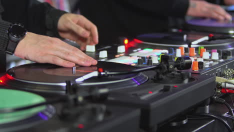 dj mixing on turntables