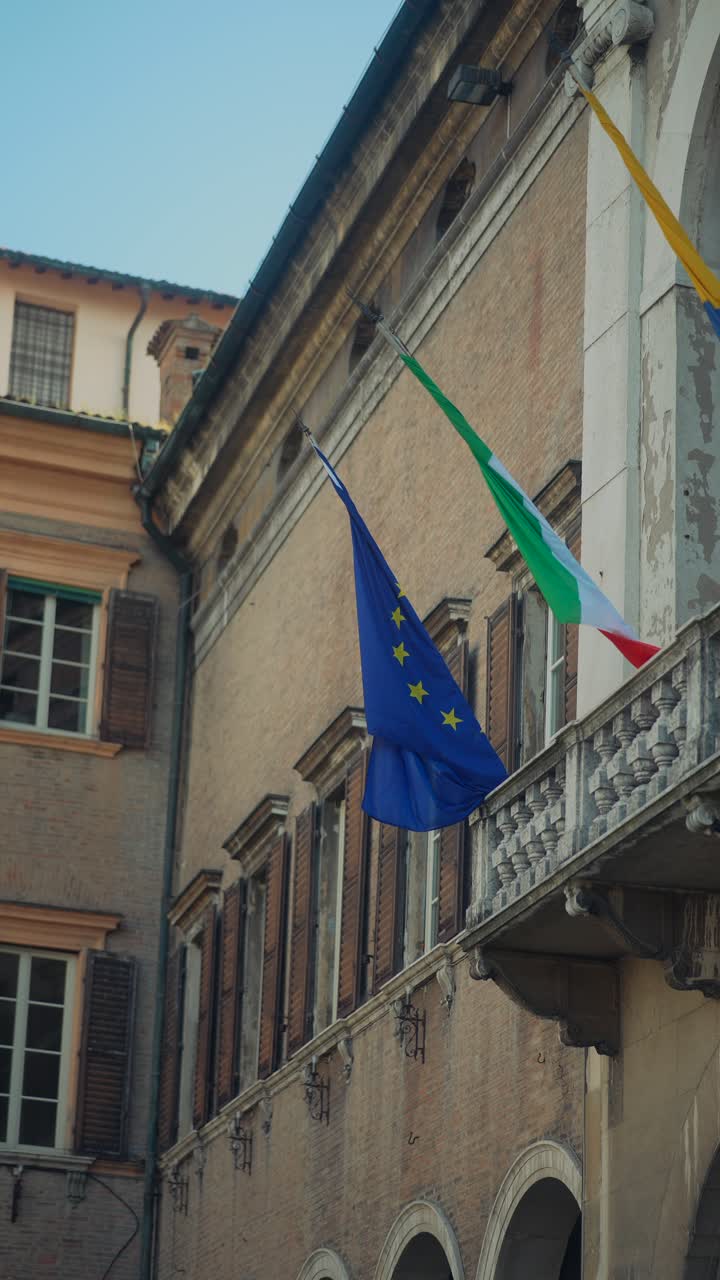 Edificio italiano con bandiere europea e italiana