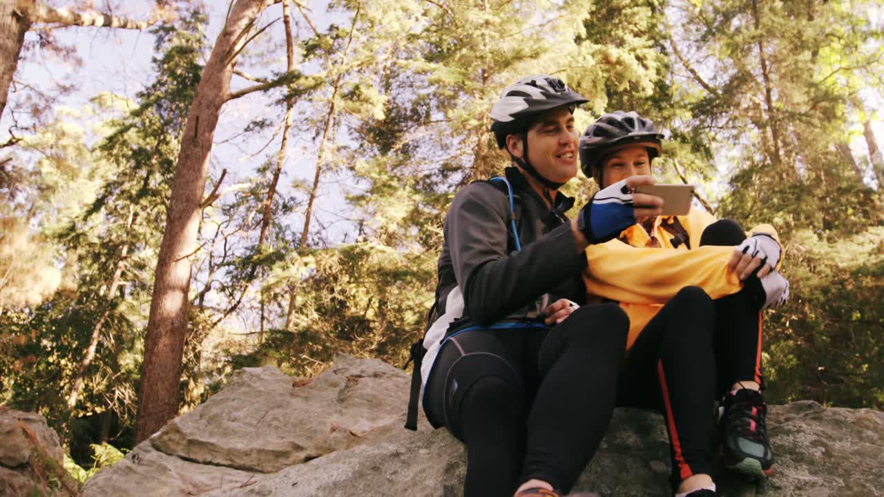 pareja de ciclismo de montaña tomando una selfie