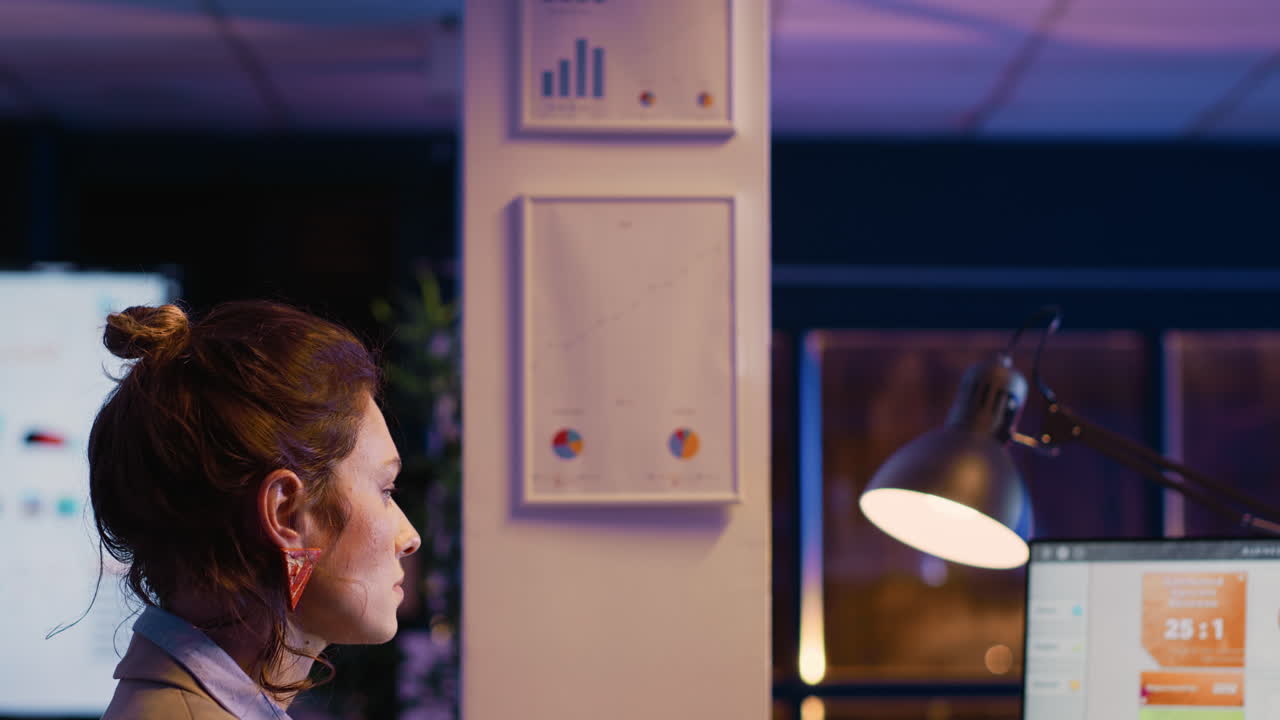 mujer de negocios estresada en la oficina