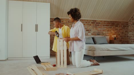 madre e hijo construyendo cajas de madera juntos