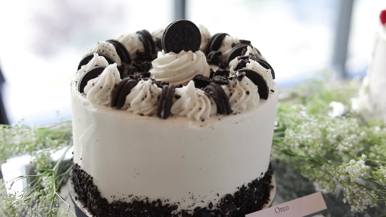 galletas oreo y pastel helado de crema en exhibición