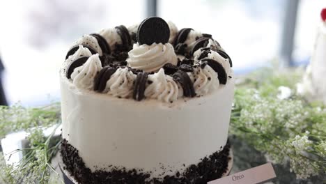 galletas oreo y pastel helado de crema en exhibición