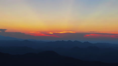 Spektakulärer-Sonnenuntergang-Am-Flughafen-Mit-Cirrocumulus-Und-Wunderschönem-Himmel-Mit-Brennenden-Wolken,-Einer-Markanten-Erscheinung,-Die-An-Feuer-Erinnert-Und-Eine-Ideale-Kulisse-Für-Ein-Copy-Space-Bild-Bietet