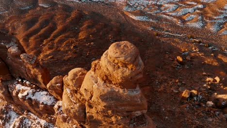 Toma-Cinematográfica-Cerca-De-Una-Roca-Alta-En-El-Valle-De-Los-Dioses,-Utah.