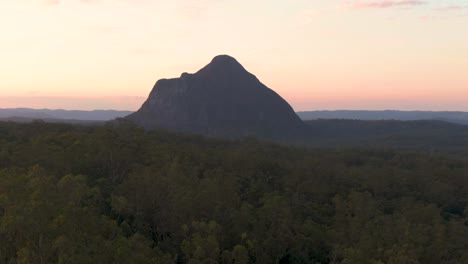 Vuelo-Aéreo-Cinematográfico-Sobre-El-Bosque-Estatal-De-Beerburrum-Acercándose-A-Las-Montañas-De-La-Casa-De-Cristal-En-Queensland,-Australia