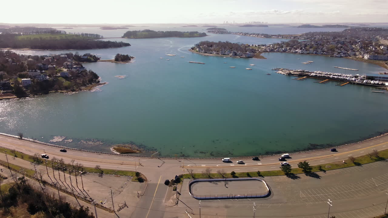 movimiento aéreo hacia adelante acercándose a la bahía del casco, con boston en la distancia