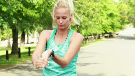 mujer en forma estirándose en el parque
