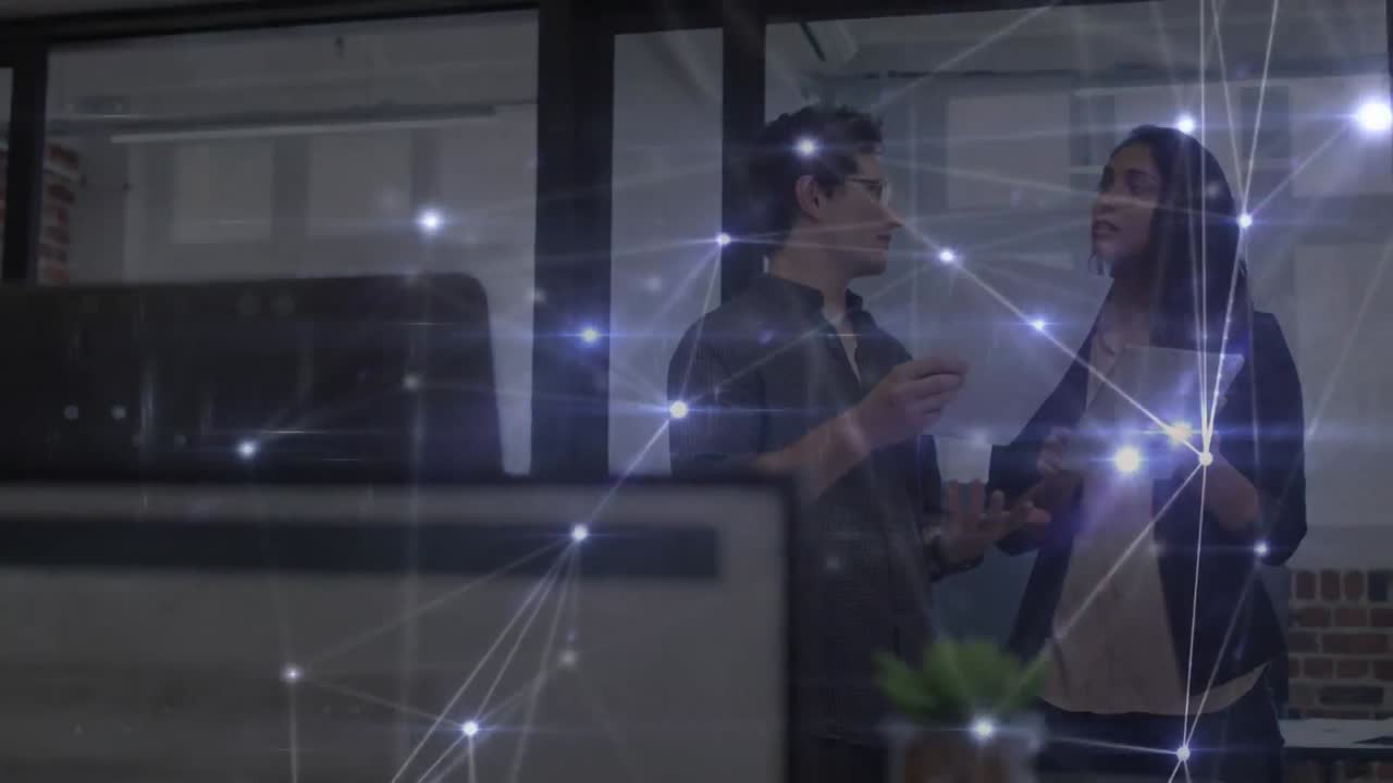 사무실에서 함께 토론하는 다양한 사무실 동료들에 대한 연결 네트워크