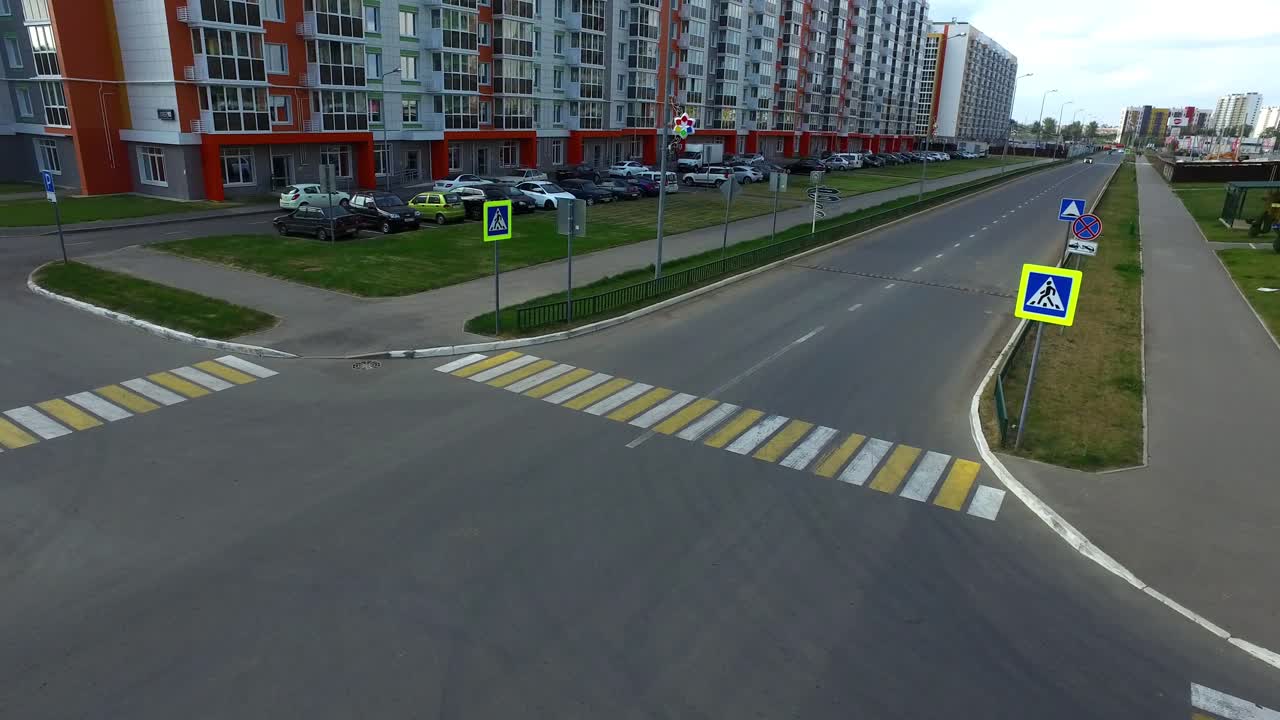 городское пересечение улиц с квартирами и парковкой