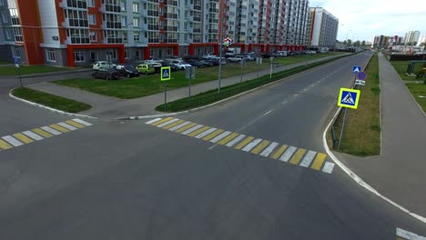 intersección de calles de la ciudad con apartamentos y estacionamiento