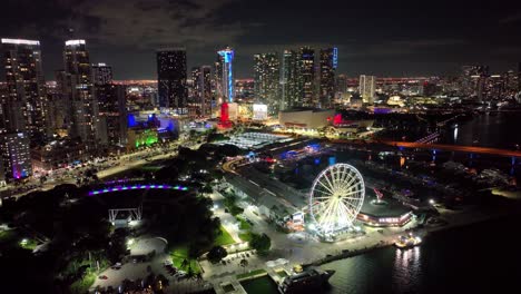 el paisaje nocturno de la ciudad de miami, florida, estados unidos