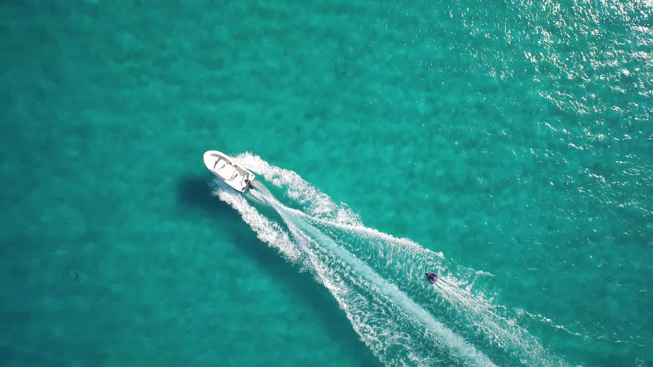 Ripresa aerea zenitale di un gonfiabile trainabile da una piccola imbarcazione nel Mare di Cortez