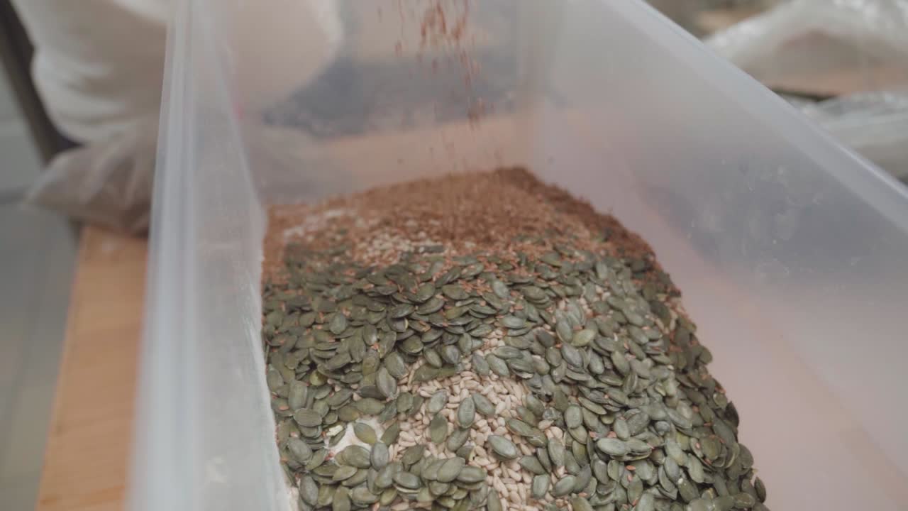 씨 을 기 위해 다양한 씨과 갈색 밀가루가 들어있는 플라스틱 용기