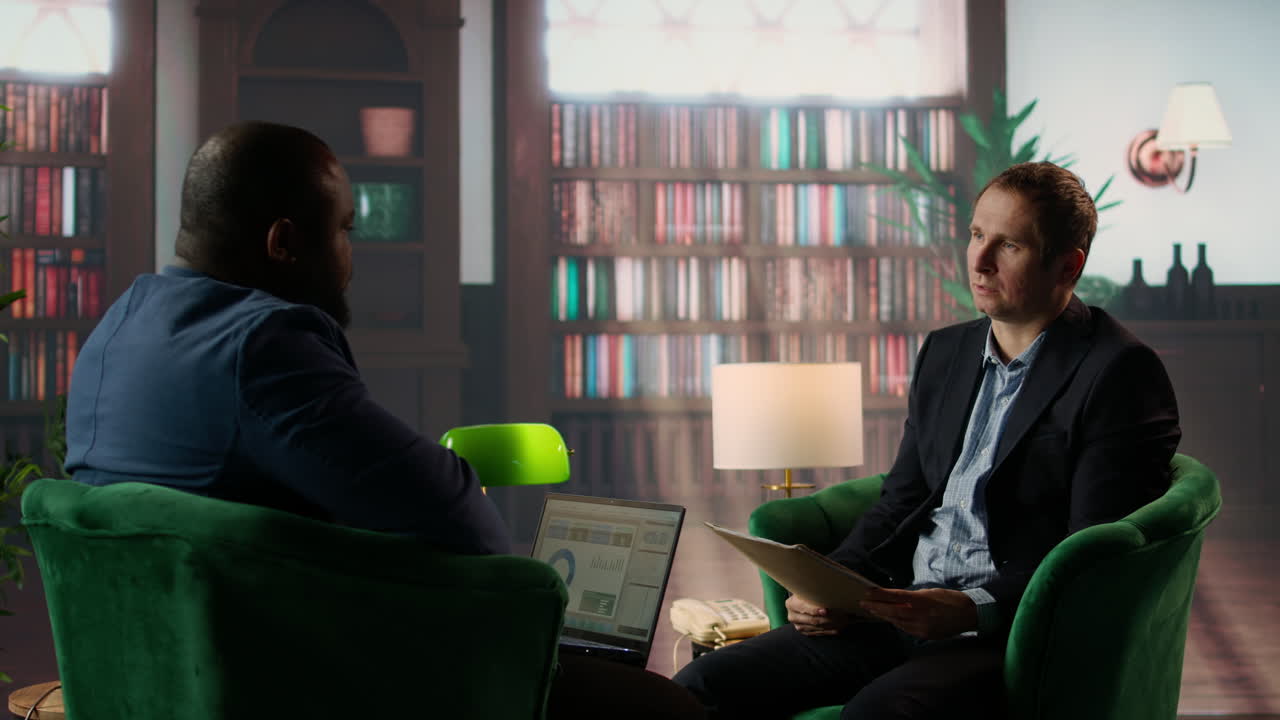 보안 전화 통화에서 기밀 정보를 논의하는 에이전트