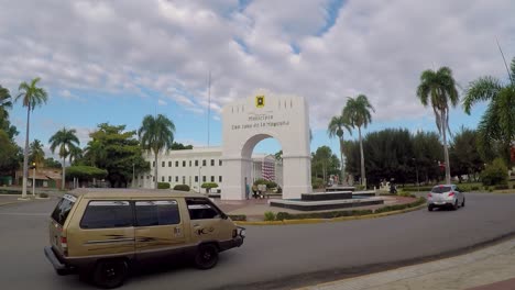 toma estática de la plaza principal de san juan de la maguana, una provincia de república dominicana en el sur del país