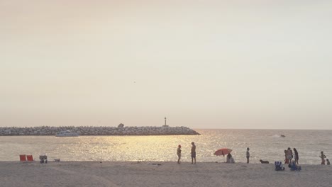 La-Gente-De-La-Hora-Dorada-Camina-En-La-Playa-De-Venice-De-Los-ángeles,-Estados-Unidos