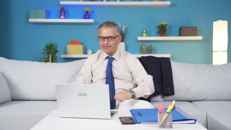 Hombre-Trabajador-De-Oficina-En-Casa-Divertido-Trabajando-En-Una-Computadora-Portátil,-Usándola.