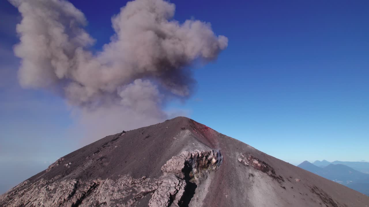 Eruzione del vulcano Fuego in Guatemala - Ripresa aerea con drone