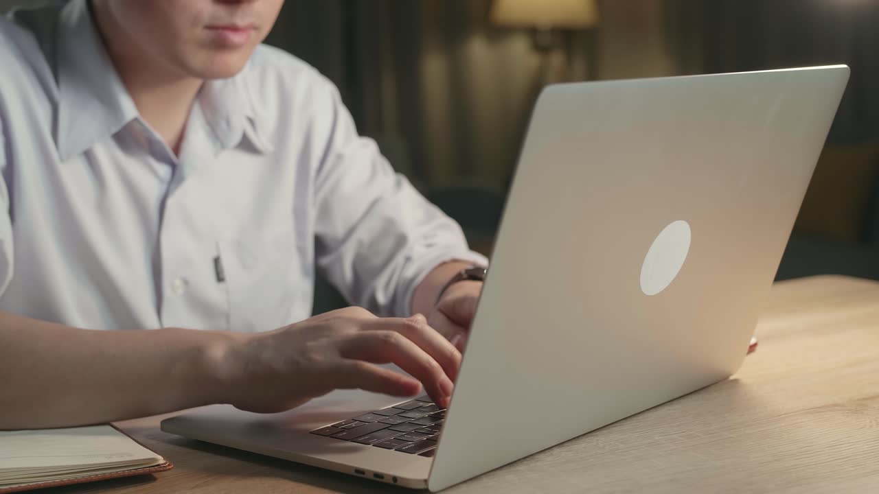 밤에 노트북으로 일하는 사람